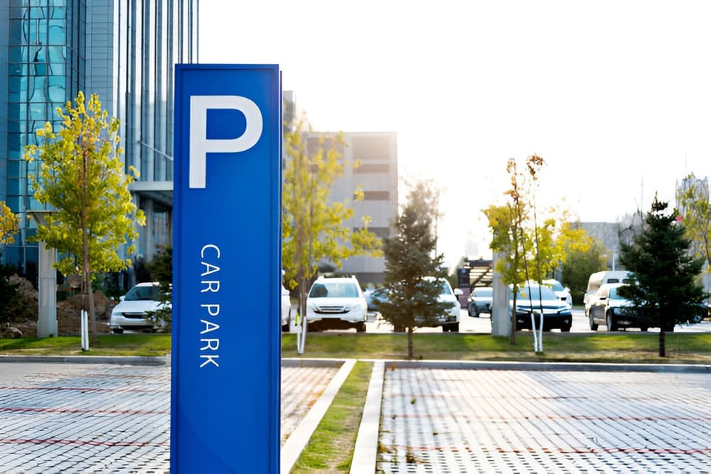 Nachhaltig unterwegs – Elektroauto laden & parken am Flughafen Bremen