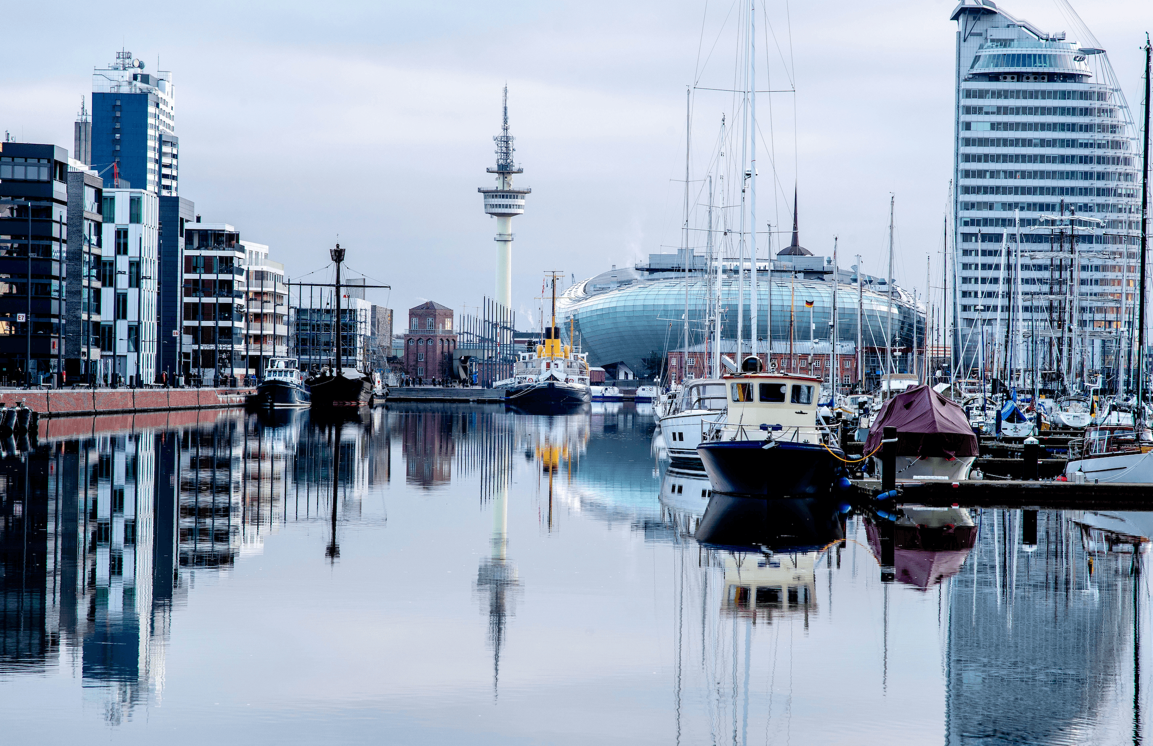 Stressfrei & günstig parken am Hafen Hamburg Altona